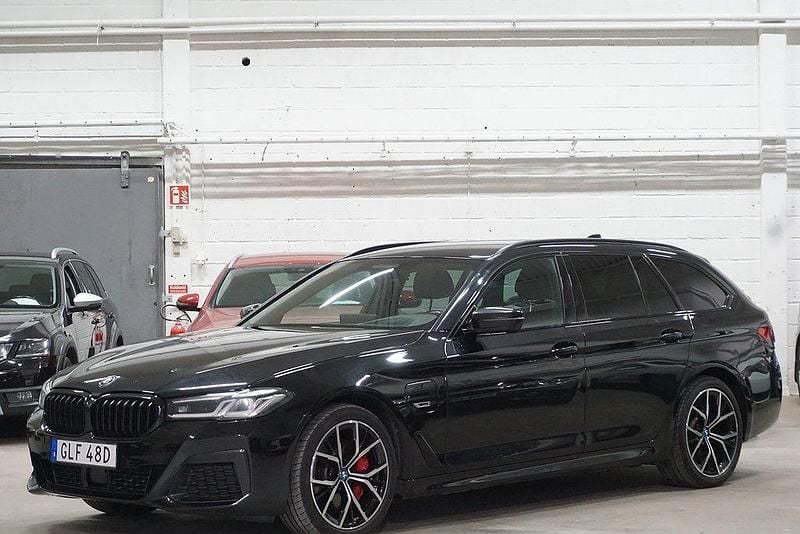 Svart Begagnad 2022 BMW 530e M Sport Kombi | 299 900 kr (Marknadspris) - Bild 1/4