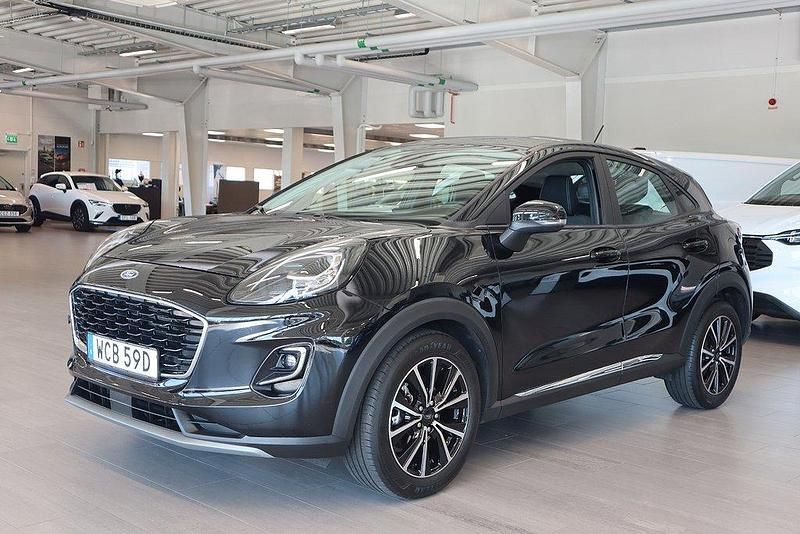 Svart (svart metallic) Begagnad 2022 Ford Puma Gen-E Titanium SUV | 234 900 kr (Dyr) - Bild 1/4
