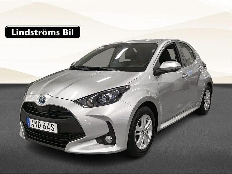 Silver Begagnad 2022 Toyota Yaris Hybrid Active Halvkombi | 224 900 kr (Marknadspris) - Bild 1/4