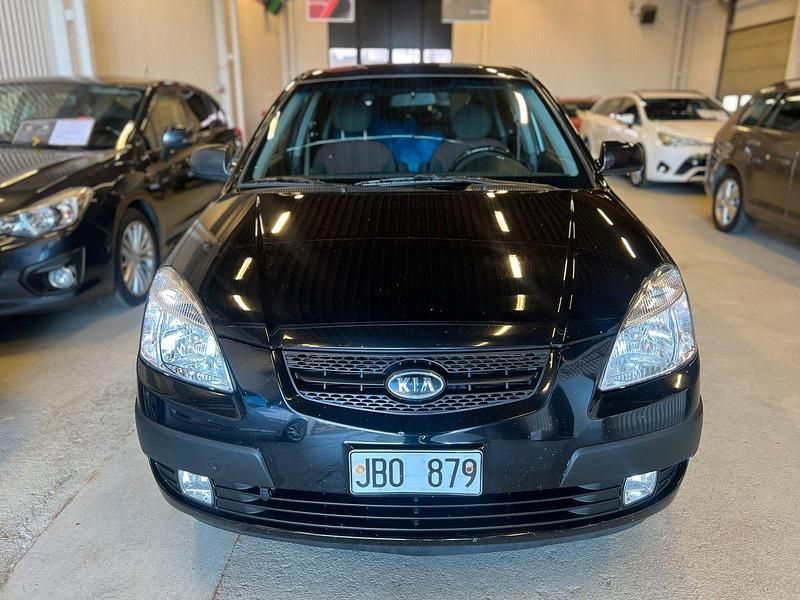 Svart Begagnad 2008 Kia Rio Halvkombi | 39 990 kr (Lite dyr) - Bild 1/4