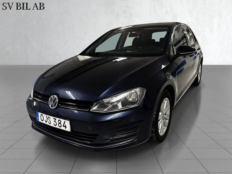 Mörkblå Begagnad 2016 VW Golf VII Halvkombi | 144 900 kr (Marknadspris) - Bild 1/4