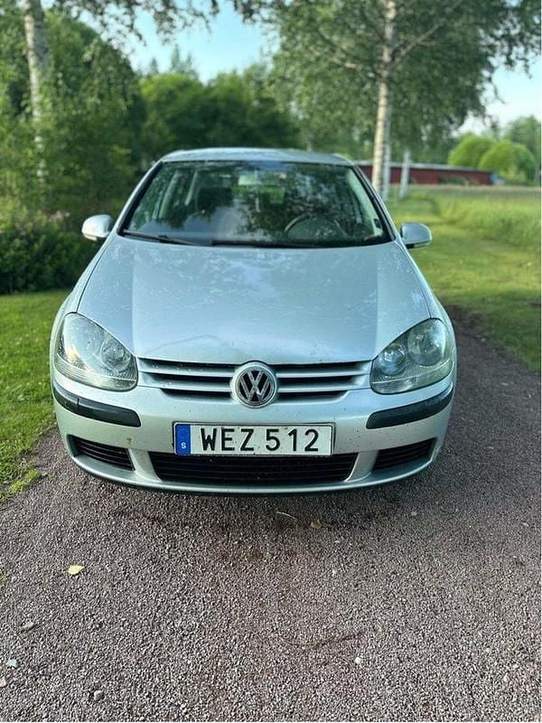 Silver Begagnad 2004 VW Golf IV Trendline Halvkombi | 22 500 kr (Marknadspris) - Bild 1/4