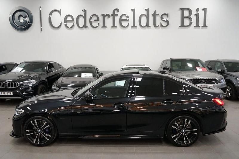 Svart Begagnad 2020 BMW 330 M Sport Sedan | 389 900 kr - Bild 1/4