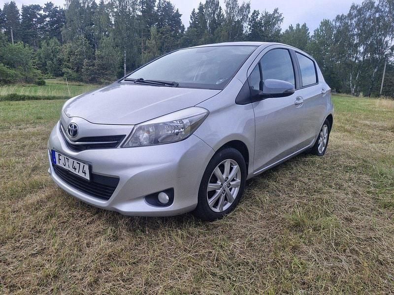 Silver Begagnad 2012 Toyota Yaris Active Halvkombi | 39 000 kr (Bra pris) - Bild 1/4