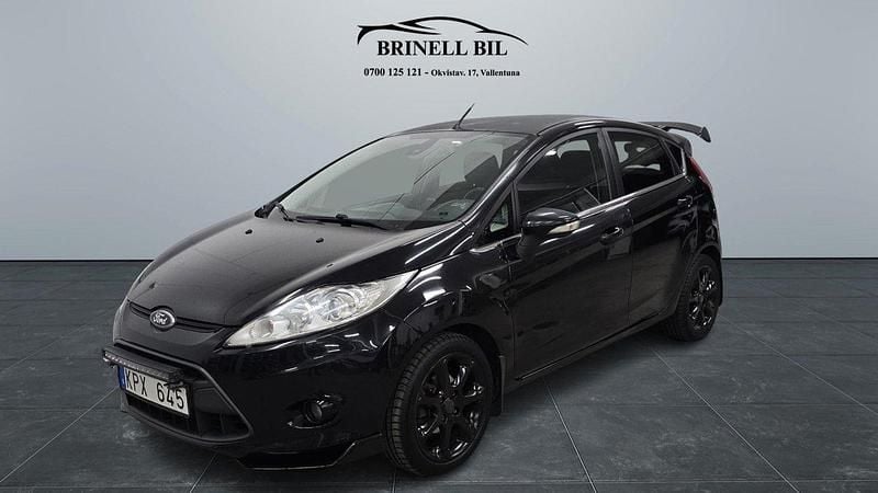 Svart Begagnad 2012 Ford Fiesta Halvkombi | 59 000 kr (Marknadspris) - Bild 1/4