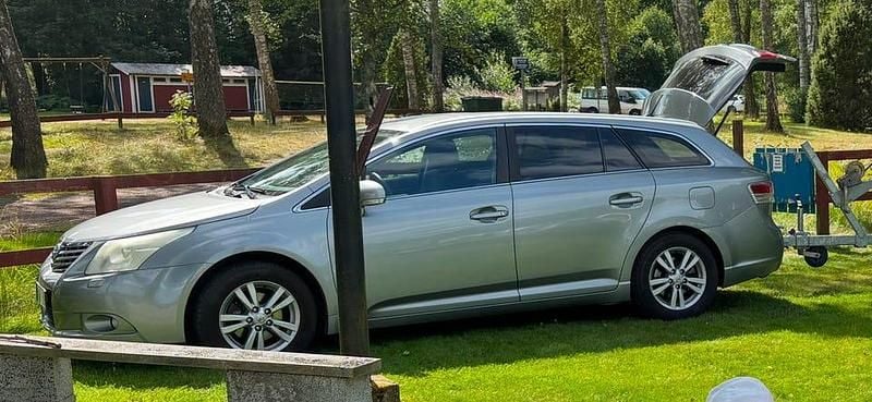 Grå metallic Begagnad 2011 Toyota Avensis Kombi | 75 000 kr (Marknadspris) - Bild 1/1