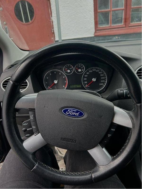 Svart Begagnad 2006 Ford Focus Halvkombi | 12 000 kr - Bild 1/4