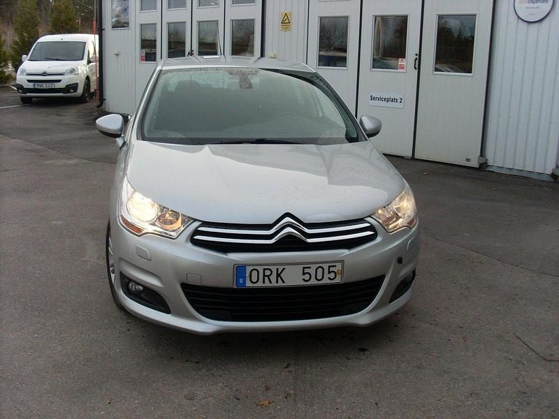 Silver Begagnad 2011 Citroën C4 Halvkombi | 54 000 kr (Marknadspris) - Bild 1/4