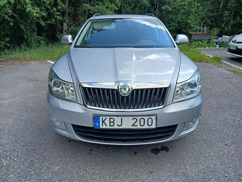 Silver Begagnad 2010 Skoda Octavia Elegance Kombi | 48 000 kr (Marknadspris) - Bild 1/4
