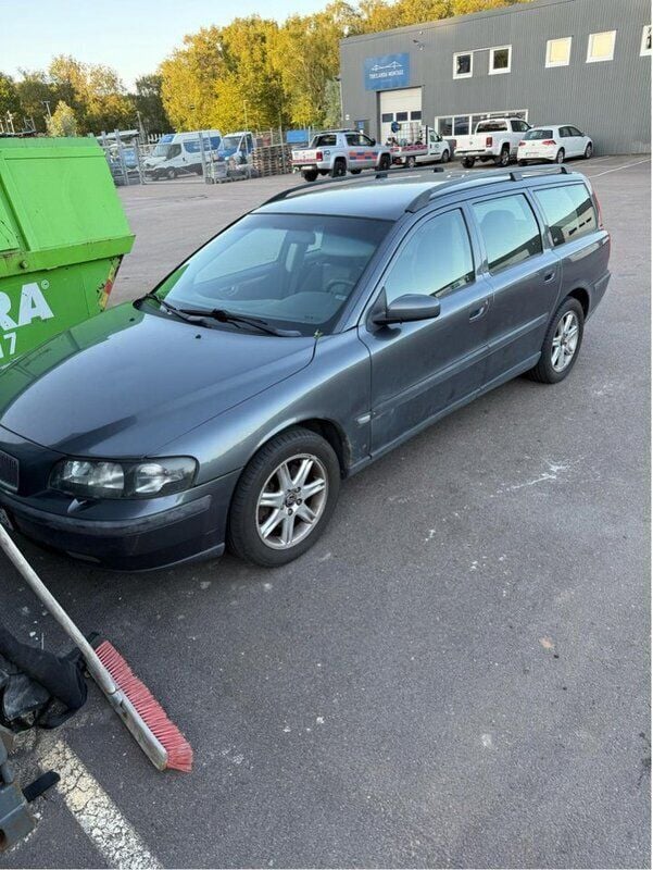 Grå Begagnad 2004 Volvo V70 Business Edition Kombi | 20 000 kr (Bra pris) - Bild 1/4