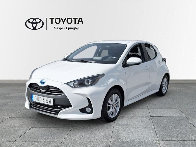 Vit Begagnad 2022 Toyota Yaris Hybrid Active Halvkombi | 199 000 kr (Marknadspris) - Bild 1/3