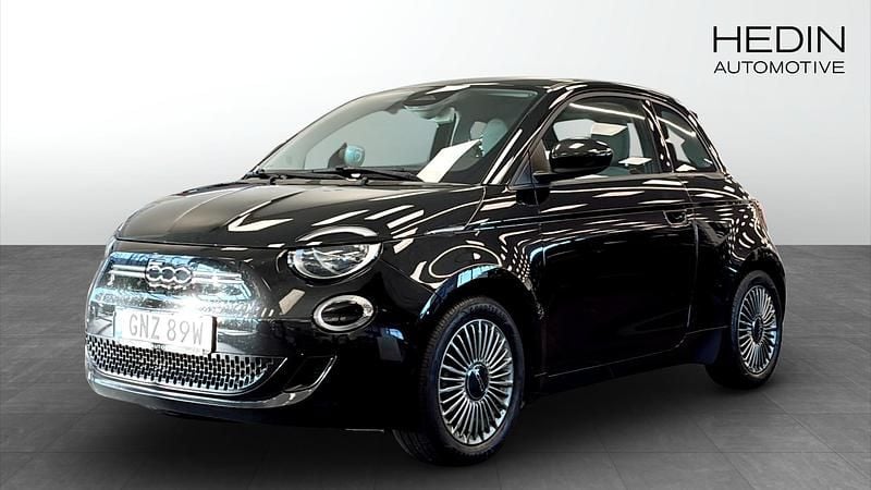 Svart (black) Begagnad 2022 Fiat 500e Icon Halvkombi | 189 900 kr (Marknadspris) - Bild 1/4