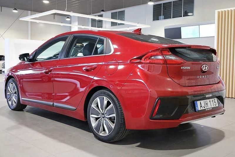 Begagnad Hyundai Ioniq 142 HK (104 kW) 2018 Röd Halvkombi