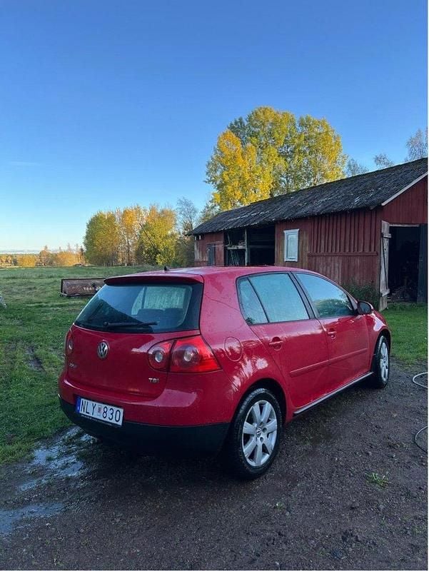 Röd Begagnad 2007 VW Golf V Halvkombi | 16 000 kr (Bra pris) - Bild 1/4