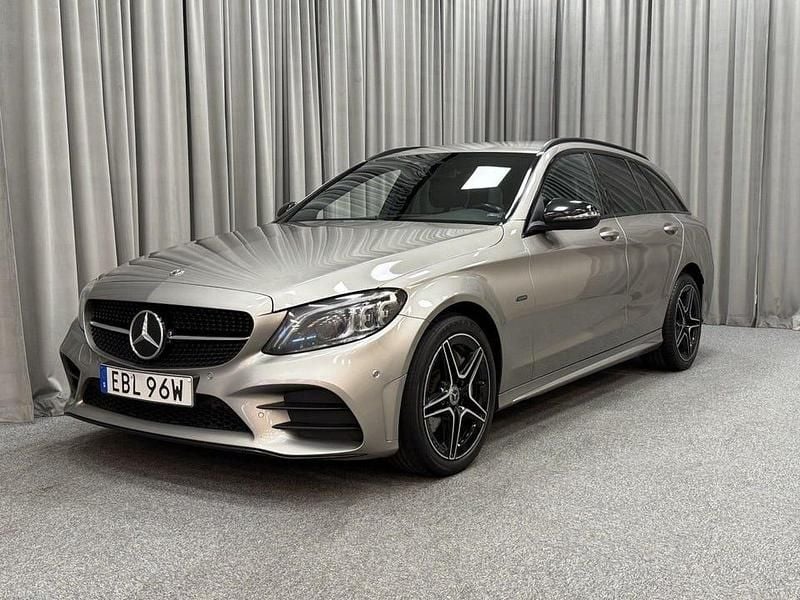 Mojave silver metallic Begagnad 2021 Mercedes C300 AMG Kombi | 239 900 kr (Marknadspris) - Bild 1/4