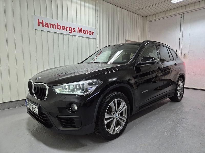 Svart Begagnad 2018 BMW X1 Sport Line SUV | 239 000 kr (Marknadspris) - Bild 1/4