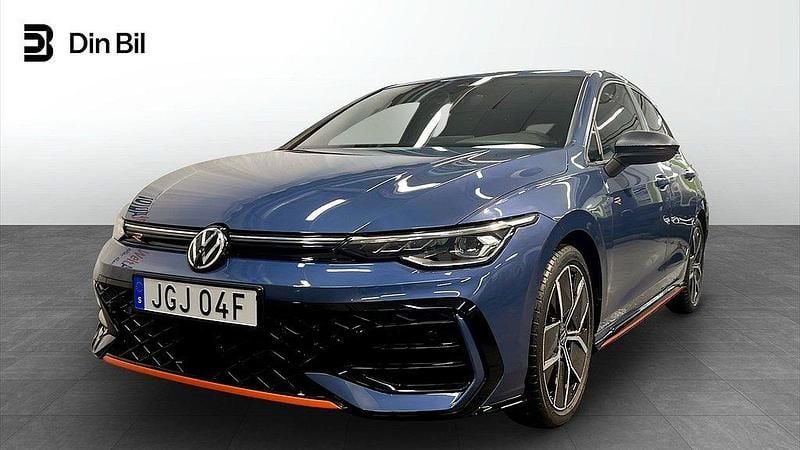 Mörkblå (anemone blue metallic) Begagnad 2024 VW Golf VIII R-line Halvkombi | 359 900 kr (Dyr) - Bild 1/4