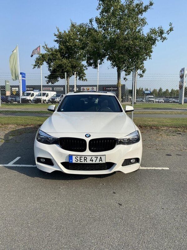 Vit Begagnad 2020 BMW 320 Gran Turismo M Sport Halvkombi | 235 000 kr (Marknadspris) - Bild 1/4