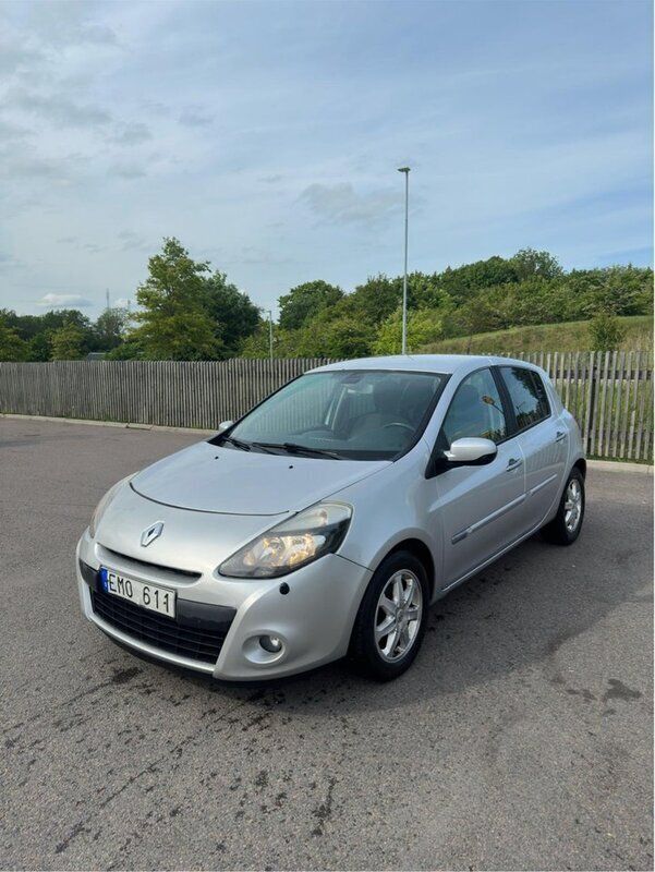 Silver Begagnad 2011 Renault Clio R.S. Halvkombi | 21 000 kr (Marknadspris) - Bild 1/4