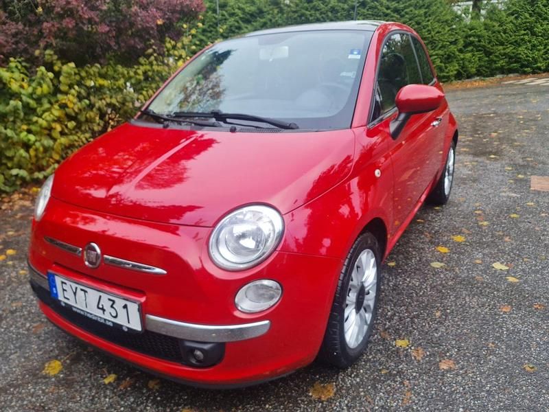 Röd Begagnad 2015 Fiat 500 Lounge Halvkombi | 79 000 kr (Marknadspris) - Bild 1/4