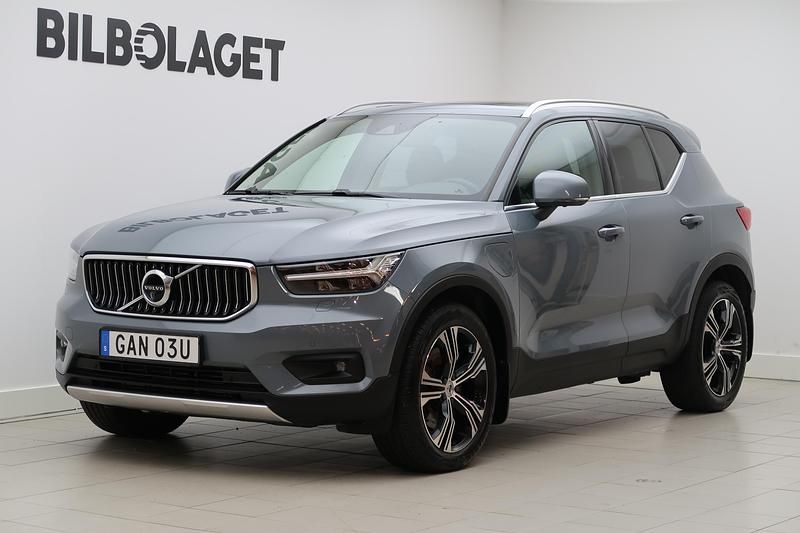 Grå Begagnad 2020 Volvo XC40 Inscription SUV | 319 800 kr (Marknadspris) - Bild 1/4