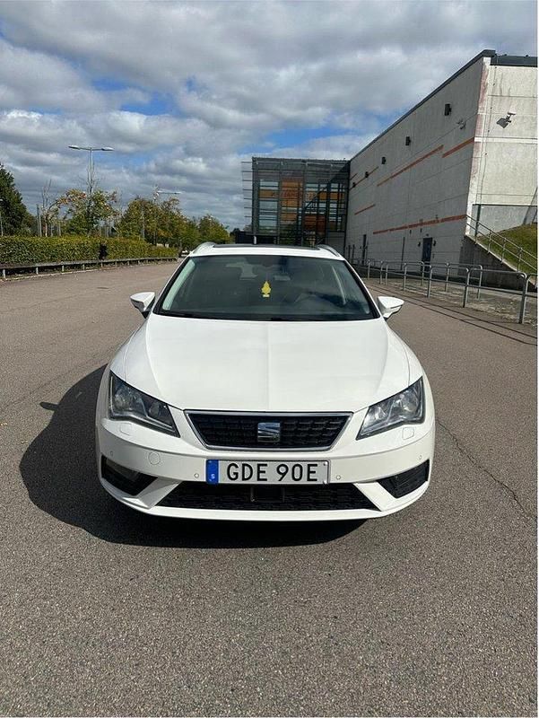 Vit Begagnad 2019 Seat Leon ST Style Kombi | 145 000 kr (Marknadspris) - Bild 1/4