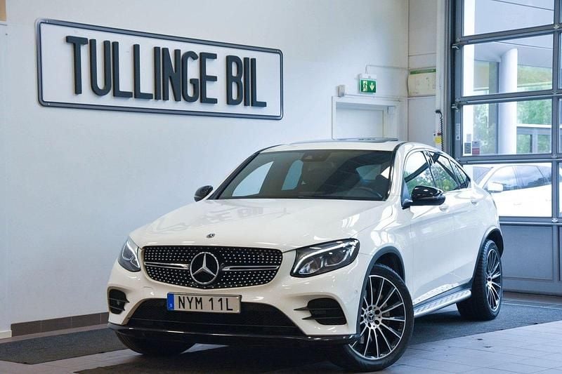 Vit Begagnad 2019 Mercedes GLC220 AMG Sportkupé | 364 900 kr (Marknadspris) - Bild 1/4