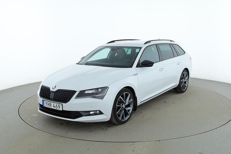 Vit Begagnad 2016 Skoda Superb SportLine Kombi | 210 000 kr (Marknadspris) - Bild 1/4