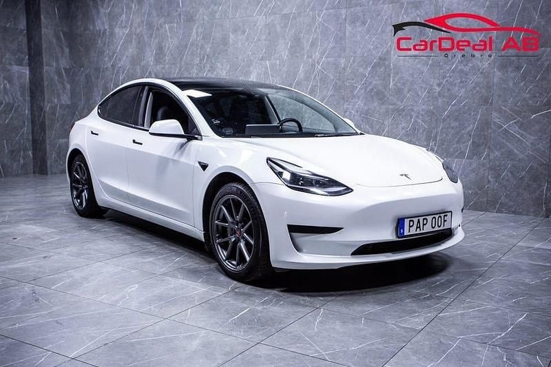Vit Begagnad 2021 Tesla Model 3 Standard Range Plus Sedan | 229 800 kr (Marknadspris) - Bild 1/4