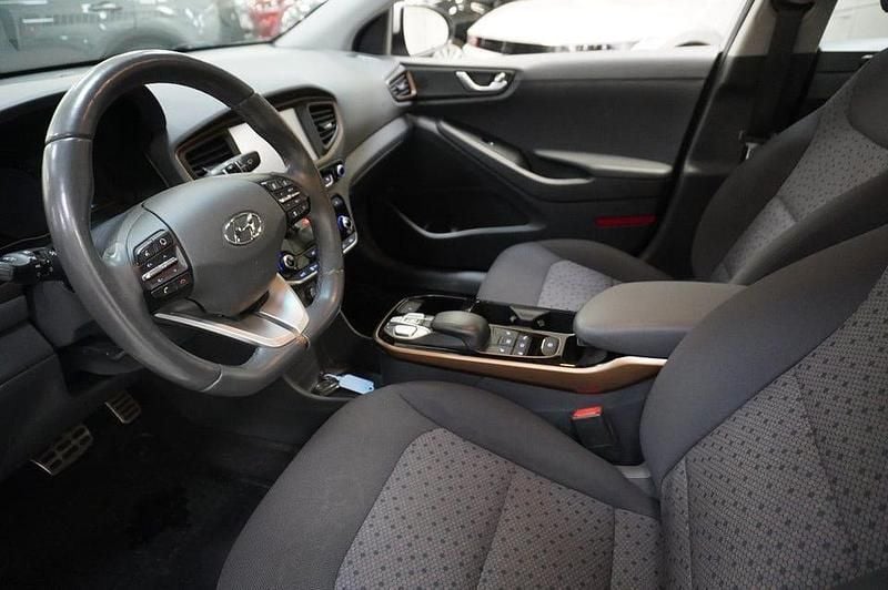 Begagnad Hyundai Ioniq Premium 100 kW (136 HK) 2018 Lgrå Halvkombi