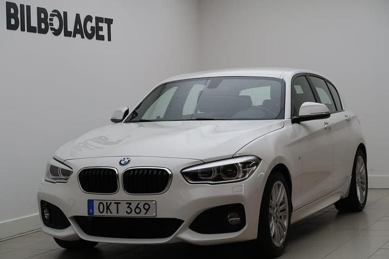 Vit Begagnad 2017 BMW 118 M Sport Halvkombi | 174 800 kr (Marknadspris) - Bild 1/4