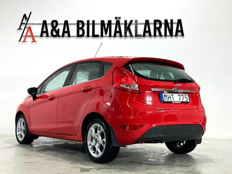 Begagnad Ford Fiesta Titanium 71 HK (52 kW) 2012 Röd Halvkombi