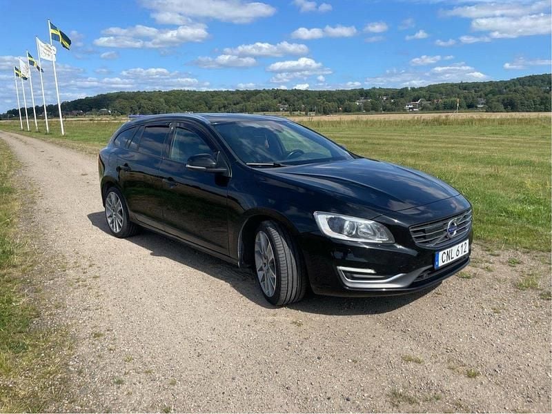 Svart Begagnad 2015 Volvo V60 Summum Kombi | 134 000 kr (Marknadspris) - Bild 1/4