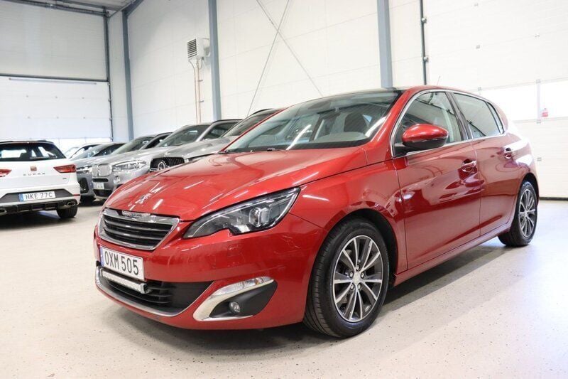 Mörkröd Begagnad 2015 Peugeot 308 Allure Halvkombi | 114 700 kr (Marknadspris) - Bild 1/4