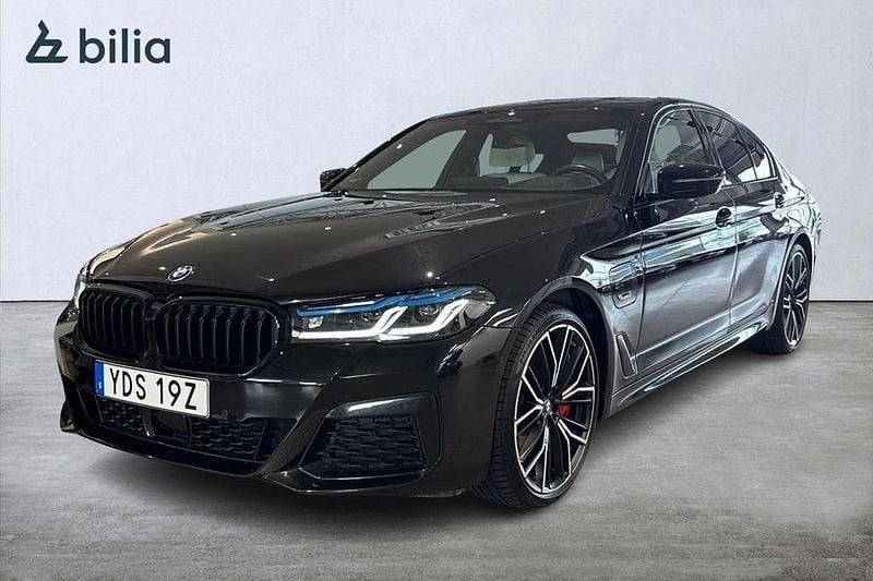 Svart Begagnad 2022 BMW 545e M Sport Sedan | 539 000 kr (Bra pris) - Bild 1/3