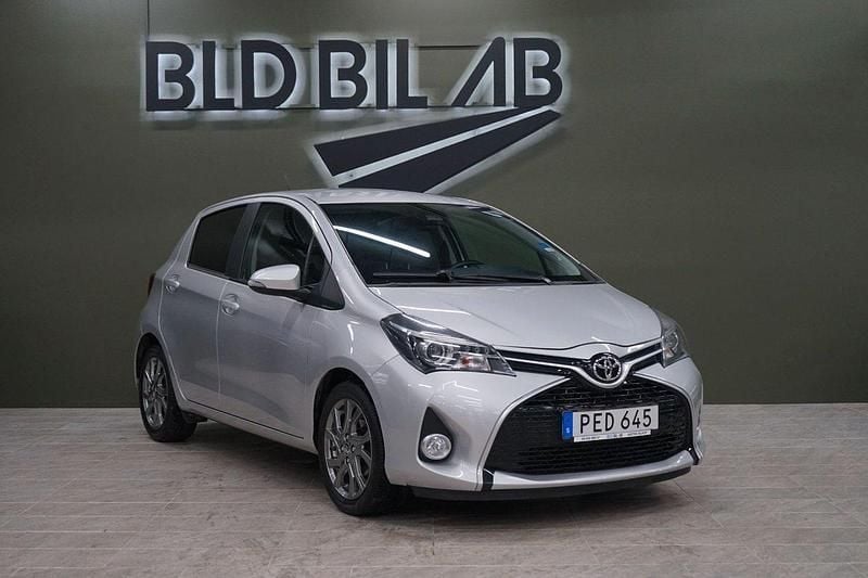 Silver Begagnad 2016 Toyota Yaris Multidrive S Halvkombi | 149 900 kr (Marknadspris) - Bild 1/4