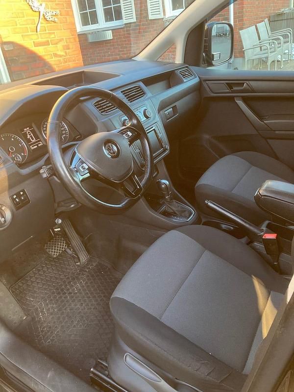Begagnad VW Caddy 102 HK (75 kW) 2016 Svart metalic Minibuss