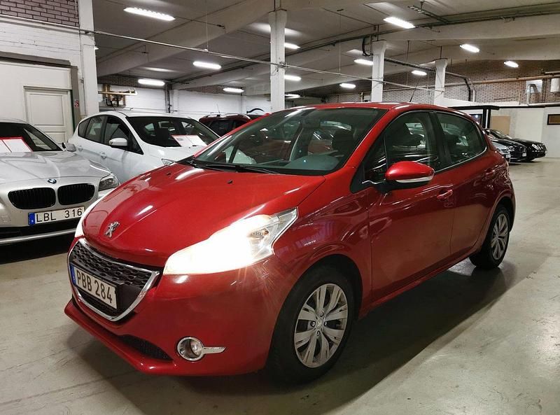 Mörkröd Begagnad 2014 Peugeot 208 Halvkombi | 54 900 kr (Lite dyr) - Bild 1/4