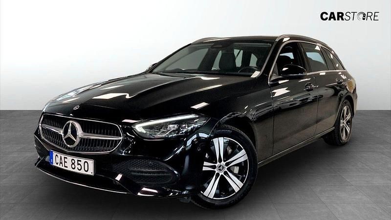Svart (black) Begagnad 2022 Mercedes C300e Avantgarde Kombi | 349 900 kr (Superpris) - Bild 1/4