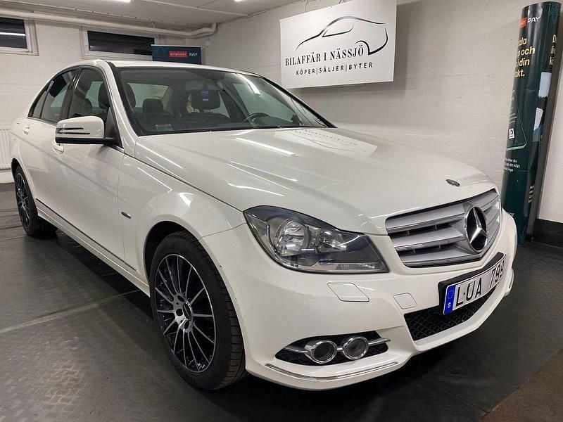 Vit Begagnad 2011 Mercedes C180 Sedan | 123 900 kr (Lite dyr) - Bild 1/4