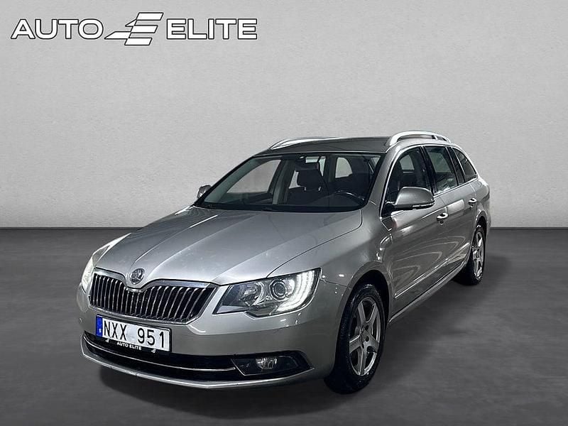 Brun Begagnad 2013 Skoda Superb Ambition Kombi | 99 800 kr (Marknadspris) - Bild 1/4