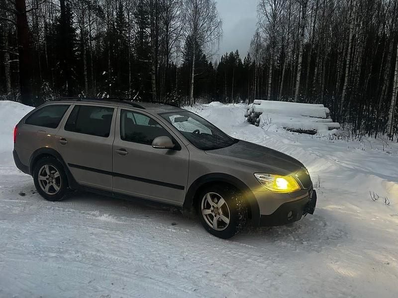 Begagnad 2012 Skoda Octavia Scout Kombi | 49 900 kr (Bra pris) - Bild 1/4