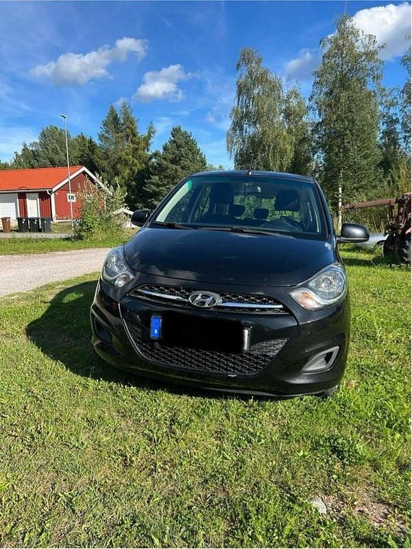 Svart Begagnad 2012 Hyundai i10 Premium Halvkombi | 36 400 kr (Marknadspris) - Bild 1/4