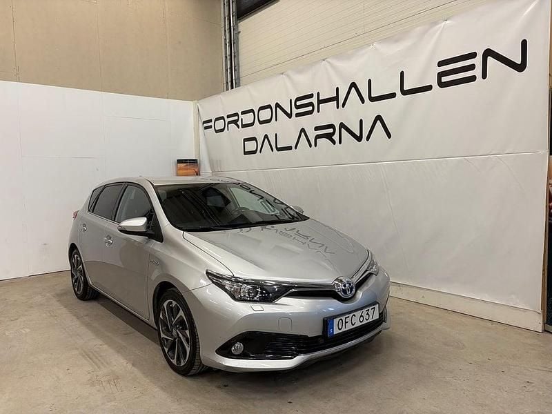 Silver Begagnad 2016 Toyota Auris Hybrid Active Halvkombi | 169 900 kr (Marknadspris) - Bild 1/4
