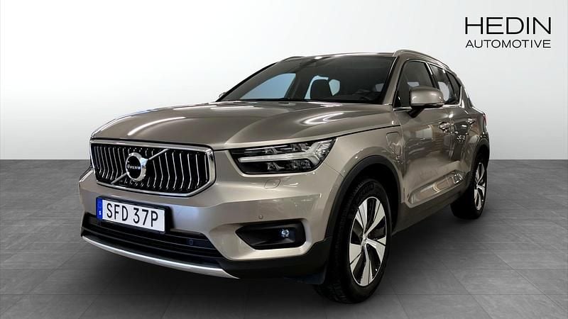 Grå (grey) Begagnad 2020 Volvo XC40 SUV | 314 900 kr (Marknadspris) - Bild 1/4