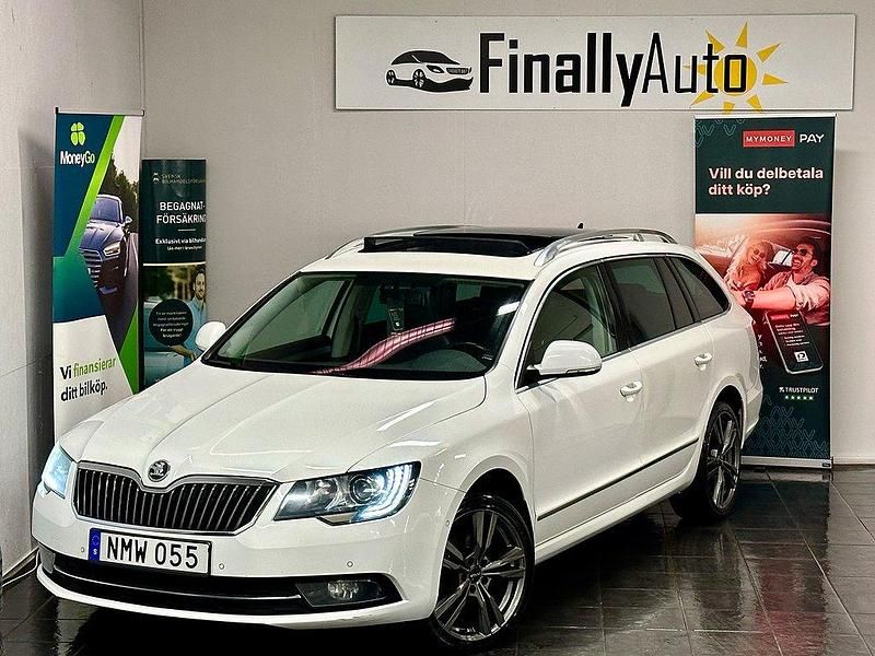 Vit Begagnad 2014 Skoda Superb Elegance Kombi | 119 900 kr (Lite dyr) - Bild 1/4