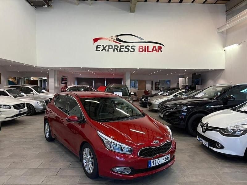 Begagnad Kia Ceed Comfort 128 HK (94 kW) 2012 Röd Halvkombi