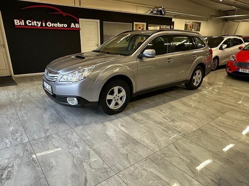 Silver Begagnad 2011 Subaru Outback Kombi | 59 900 kr (Marknadspris) - Bild 1/4