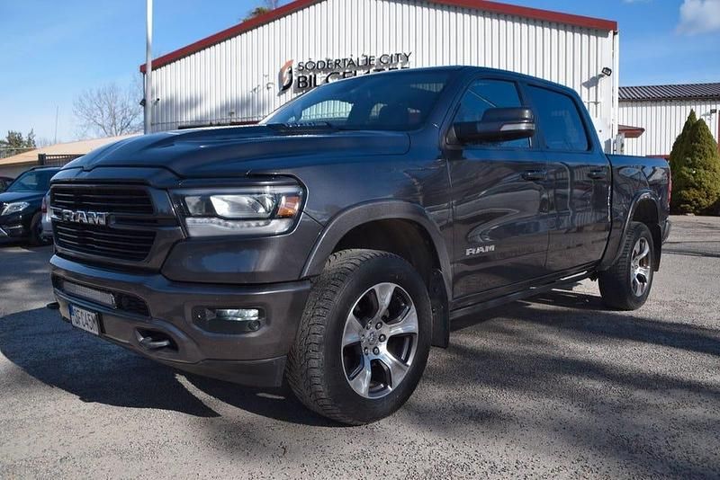 Grå (grå met) Begagnad 2019 Dodge Ram Pickup | 549 900 kr (Superpris) - Bild 1/4