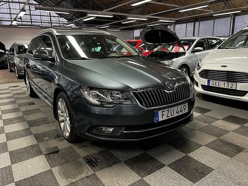Gråmetallic Begagnad 2015 Skoda Superb Ambition Kombi | 119 500 kr (Marknadspris) - Bild 1/4